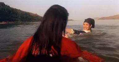 65歲林青霞「素顏」旅遊被偶遇,一襲「白裙」優雅氣質佳,魅力絲毫不輸當年!