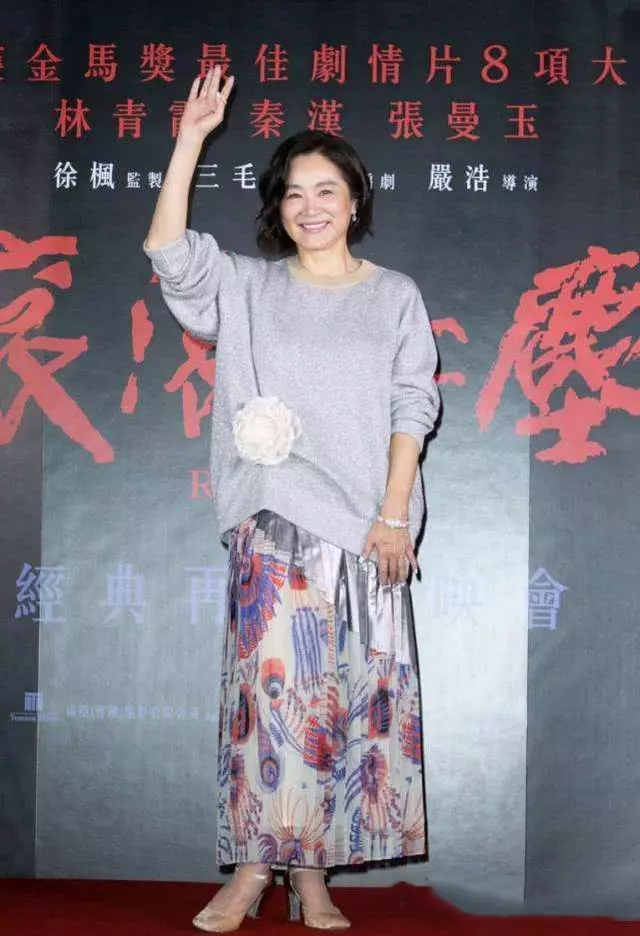65歲林青霞「素顏」旅遊被偶遇,一襲「白裙」優雅氣質佳,魅力絲毫不輸當年!