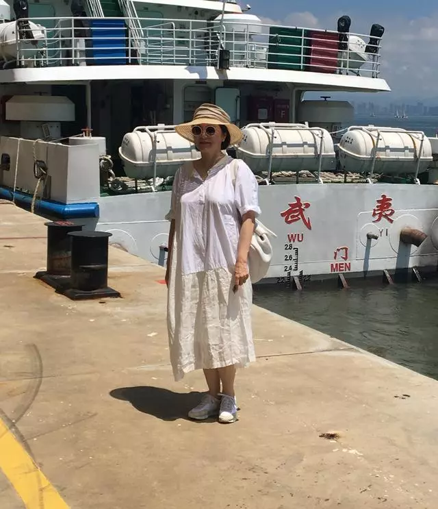 65歲林青霞「素顏」旅遊被偶遇,一襲「白裙」優雅氣質佳,魅力絲毫不輸當年!