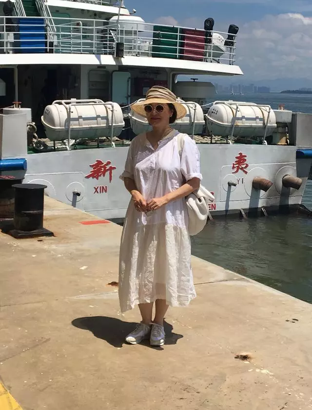 65歲林青霞「素顏」旅遊被偶遇,一襲「白裙」優雅氣質佳,魅力絲毫不輸當年!