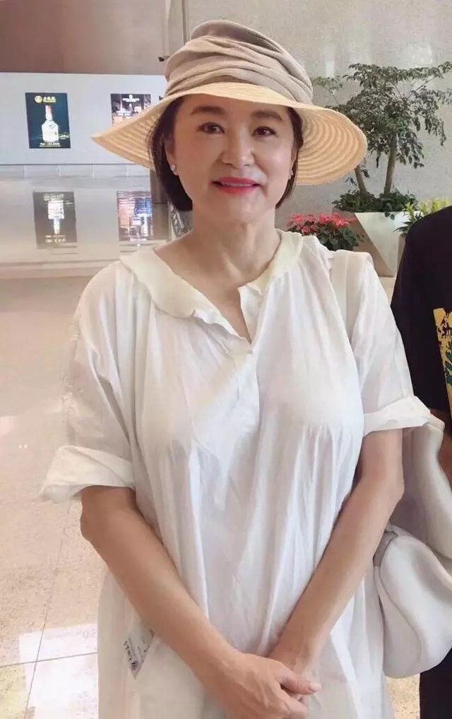 65歲林青霞「素顏」旅遊被偶遇,一襲「白裙」優雅氣質佳,魅力絲毫不輸當年!