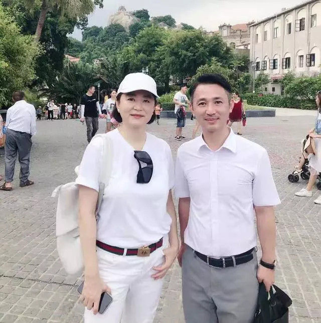 65歲林青霞「素顏」旅遊被偶遇,一襲「白裙」優雅氣質佳,魅力絲毫不輸當年!