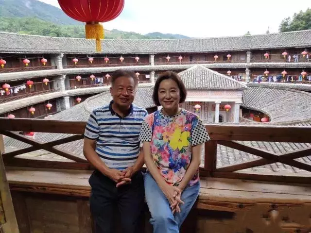 65歲林青霞「素顏」旅遊被偶遇,一襲「白裙」優雅氣質佳,魅力絲毫不輸當年!