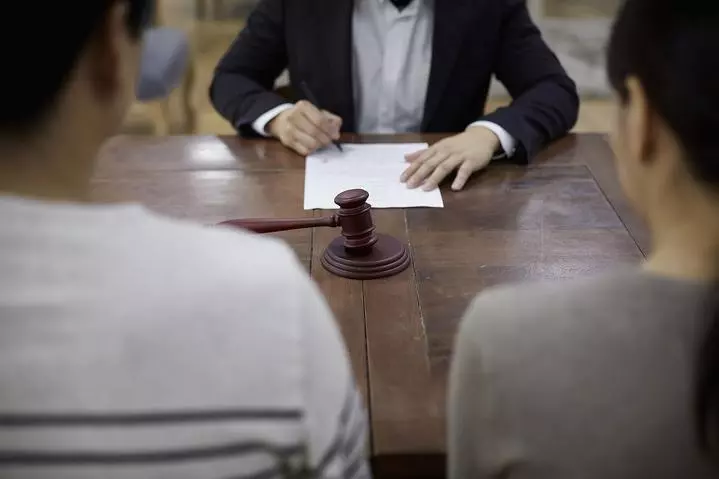 丈夫家暴被判7個月,一紙保證書妻子獲全部財產,4年後法院為何又取消判決
