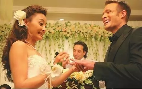 吳奇隆的前妻「馬雅舒」終於嫁人!但沒想到她如今嫁給老外後,竟然落得「家徒四壁」!如此「落魄」的生活...真不是人過的!