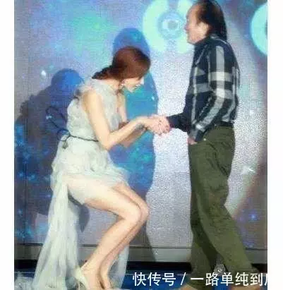 林志玲「半蹲」動作太心機,網友:這褲裙都看光裡面那東西了!