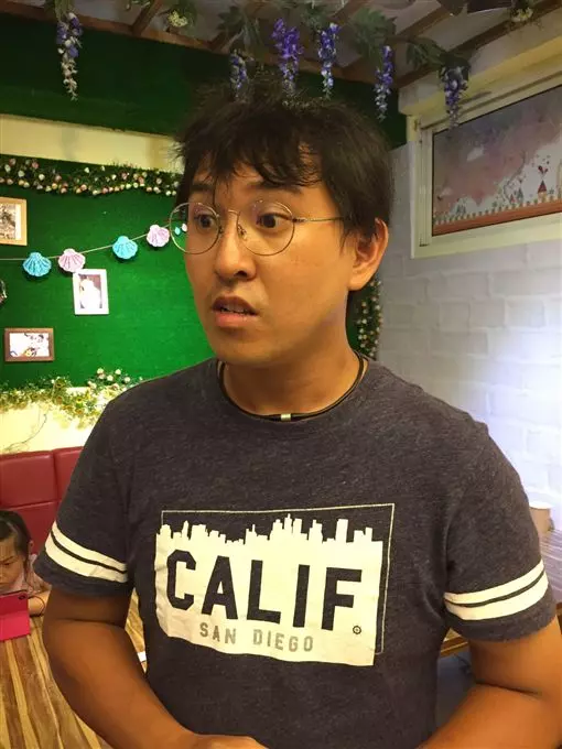 月收4萬養一家八口!35歲清潔工「一天工作18小時」身兼數職,主管刁難「媽媽不能帶嗎?」夫妻半夜痛哭!