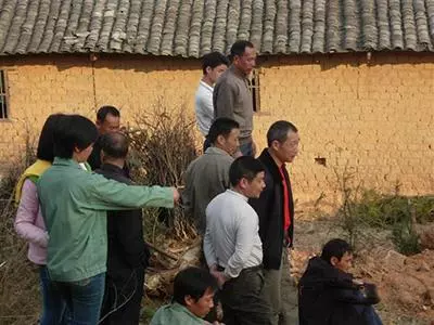 繼父將我毒打趕出門!多年後我開豪車送50萬,村裡人卻朝我扔臭雞蛋......
