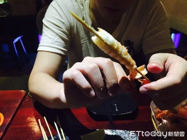 吃蛤蜊燒沒挑殼!男友臭臉嗆「妳閨蜜比較貼心」:分手吧 女大生傻了