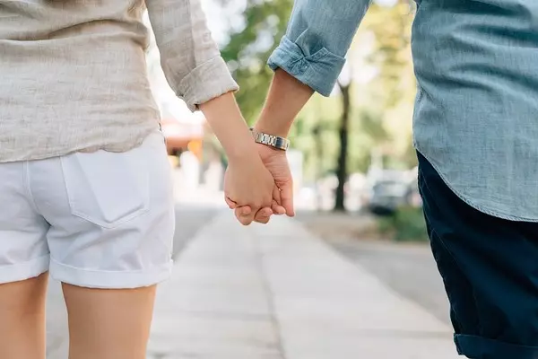 吃蛤蜊燒沒挑殼!男友臭臉嗆「妳閨蜜比較貼心」:分手吧 女大生傻了