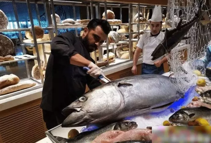 杜拜土豪們逛的菜市場:鯊魚擺地攤,滿地都是帝王蟹大龍蝦!