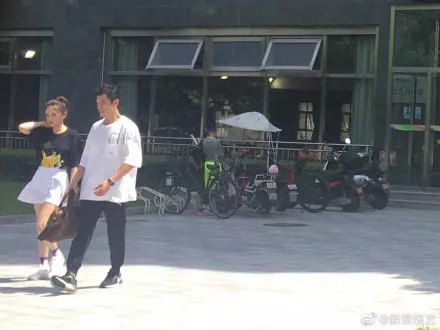 陳喬恩戀愛了?民眾抓包「甜蜜約會白衣男」大方放閃,她羞笑認了:「不介意多一個人」!