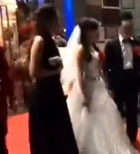 婚禮上,岳父侮辱我爸媽,老婆一句話讓岳父當場流淚!
