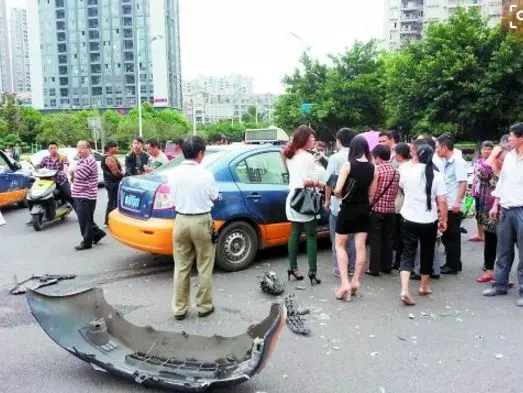我二婚嫁給有錢老男人,十三歲女兒半夜哭著說:媽媽,離婚好嗎?我實在受不了了!