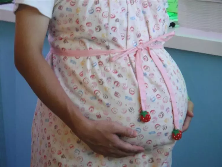 我二婚嫁給有錢老男人,十三歲女兒半夜哭著說:媽媽,離婚好嗎?我實在受不了了!