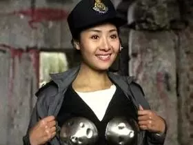 她曾是紅遍港台的「三級片巨乳女星」,和醫生男友同居隱退23年後......