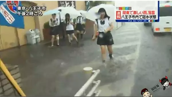 日本電視台歪了?颱風天不拍災情,鏡頭狂掃「女高中生」淋濕模樣!