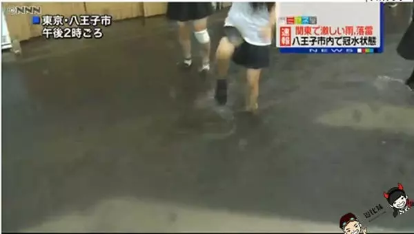 日本電視台歪了?颱風天不拍災情,鏡頭狂掃「女高中生」淋濕模樣!