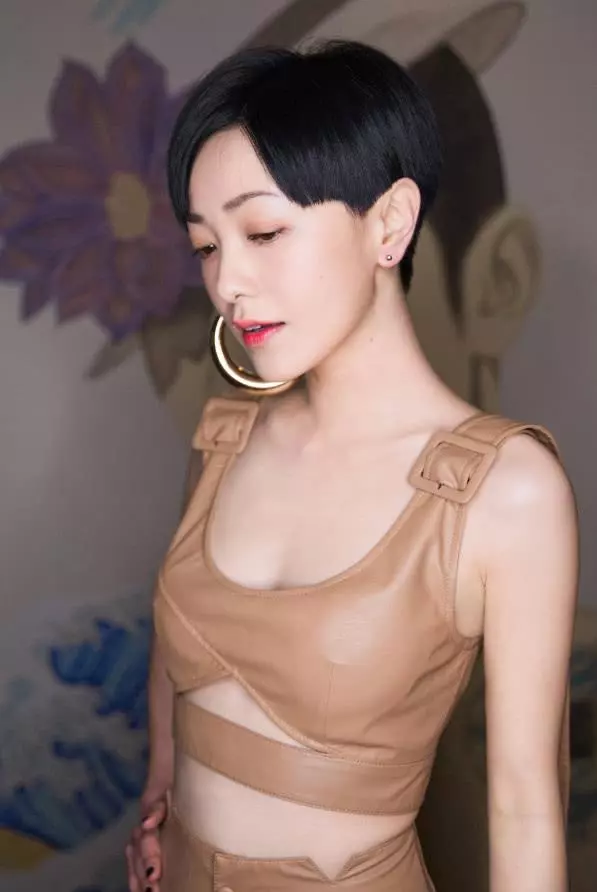 真是小瞧了郭採潔,沒想到穿皮裙這麼有料,網友:快趕上柳岩了!