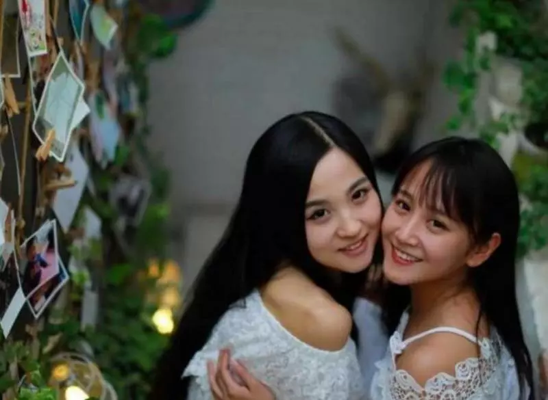 在女友爸媽家過夜, 半夜我溜進女友房間, 隔天看到隔壁的人我傻了 !