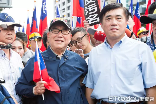 郝柏村批馬「為平息洪仲丘案民怨毀軍法」 施明德贊同:台灣人差遠了
