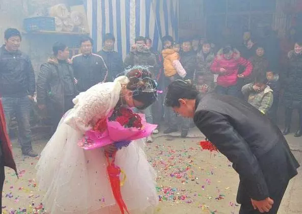 和女友準備結婚,岳母開口要30萬禮金,兩年後我慶幸自己沒娶她