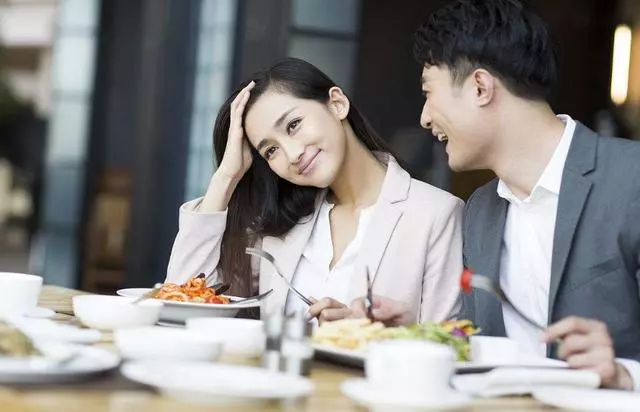 老公生意破產,我選擇離婚,同學聚會上的再相遇,讓我食慾全無