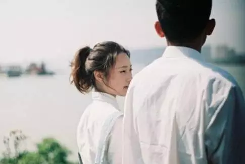 老公生意破產,我選擇離婚,同學聚會上的再相遇,讓我食慾全無