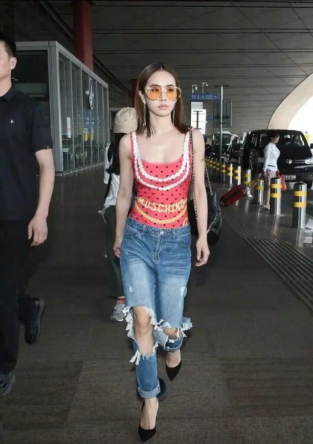 36歲蔡依林身穿1800元連體泳衣現身機場 !網友:上廁所怎麼辦!?