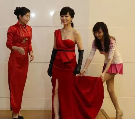 曾被譽為「臺灣第一美女」,顏值與演技並存,一手好牌卻被自己打爛,如今靠幫趙雅芝提裙出鏡!