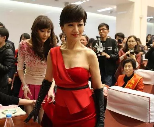 曾被譽為「臺灣第一美女」,顏值與演技並存,一手好牌卻被自己打爛,如今靠幫趙雅芝提裙出鏡!