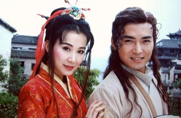 曾被譽為「臺灣第一美女」,顏值與演技並存,一手好牌卻被自己打爛,如今靠幫趙雅芝提裙出鏡!