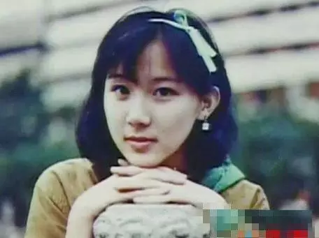 曾被譽為「臺灣第一美女」,顏值與演技並存,一手好牌卻被自己打爛,如今靠幫趙雅芝提裙出鏡!