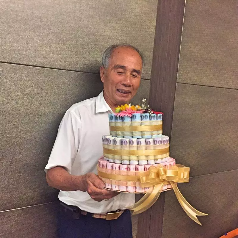 阿公80大壽!孫女霸氣送上用「鈔票堆成的蛋糕」,當她說出「金額有多少」,阿公笑到合不攏嘴!