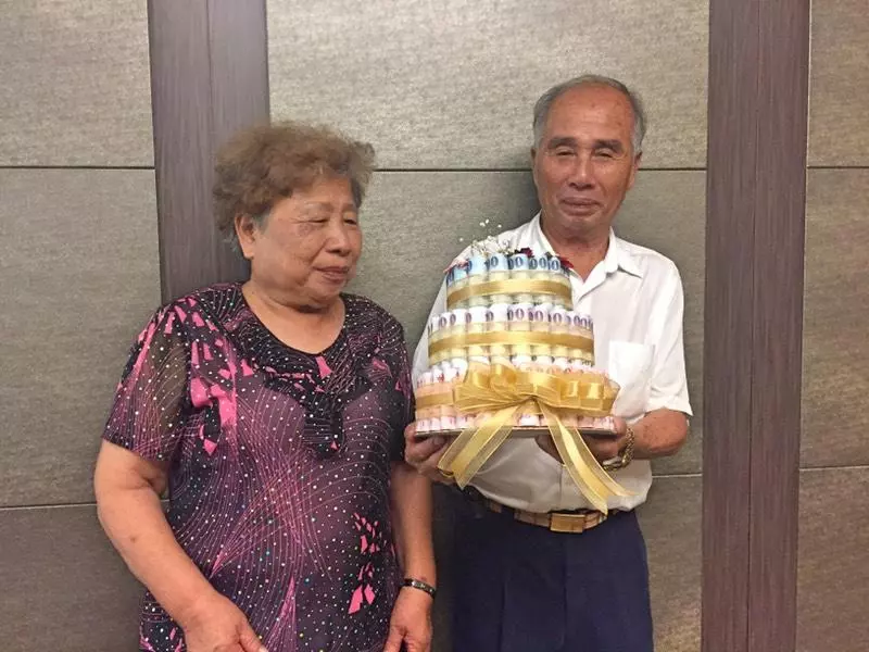 阿公80大壽!孫女霸氣送上用「鈔票堆成的蛋糕」,當她說出「金額有多少」,阿公笑到合不攏嘴!
