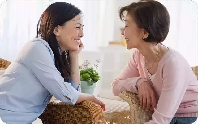 沒按時做飯被婆婆打,老公一巴掌把我扇地上,站起身後,全家傻住!