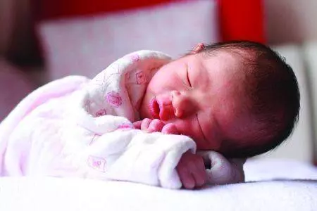 小兒子沒有生育能力, 婆婆讓二兒子借精子, 沒想到孩子生下來後卻越長越像…從此家無寧日!