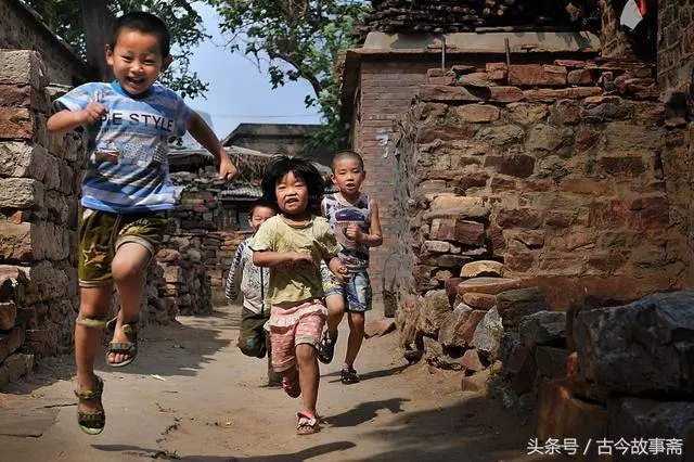 窮小子被罵一輩子打光棍,出來打工不到一年,白富美非要嫁給他