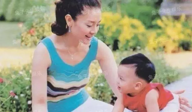 媽媽,你別走!泰國國王第3任妻子被押上警車,與兒子跪地痛哭,這一幕令人心碎,太淒涼!