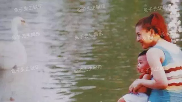 媽媽,你別走!泰國國王第3任妻子被押上警車,與兒子跪地痛哭,這一幕令人心碎,太淒涼!