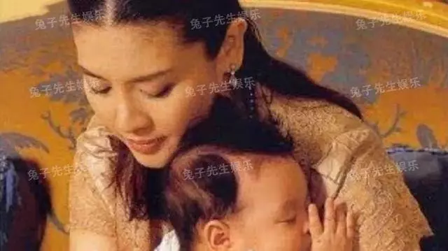 媽媽,你別走!泰國國王第3任妻子被押上警車,與兒子跪地痛哭,這一幕令人心碎,太淒涼!