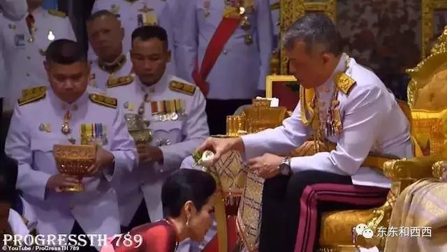 剛封完王后就封貴妃,兩位都不是省油的燈,現實版宮斗劇太勁爆了
