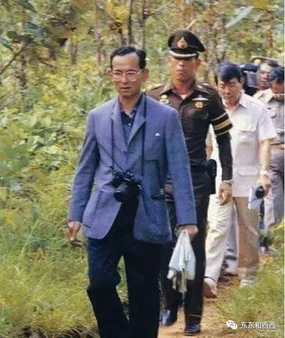 剛封完王后就封貴妃,兩位都不是省油的燈,現實版宮斗劇太勁爆了