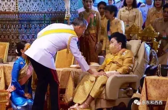 剛封完王后就封貴妃,兩位都不是省油的燈,現實版宮斗劇太勁爆了