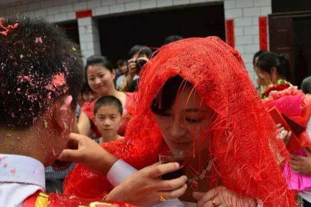 前妻上門給母親賀壽,飯桌上母親一直踢我,抬頭一看我流淚