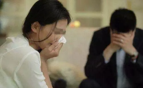 前妻上門給母親賀壽,飯桌上母親一直踢我,抬頭一看我流淚