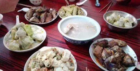 前妻上門給母親賀壽,飯桌上母親一直踢我,抬頭一看我流淚