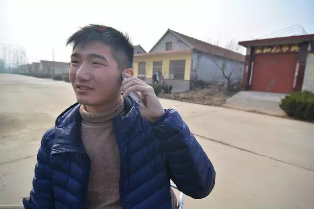 後媽提不上氣叫繼子回家,繼子匆忙回家推開門,看到後媽中氣十足