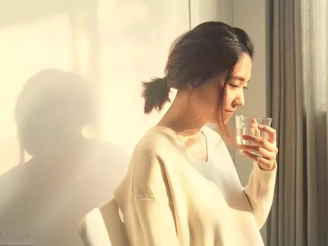 弟弟結婚姐姐給5萬,姐姐生孩子,母親給個小紅包,拆開後紅了眼