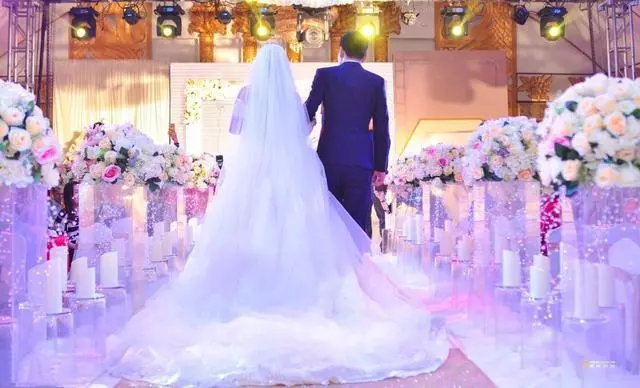 弟弟結婚姐姐給5萬,姐姐生孩子,母親給個小紅包,拆開後紅了眼